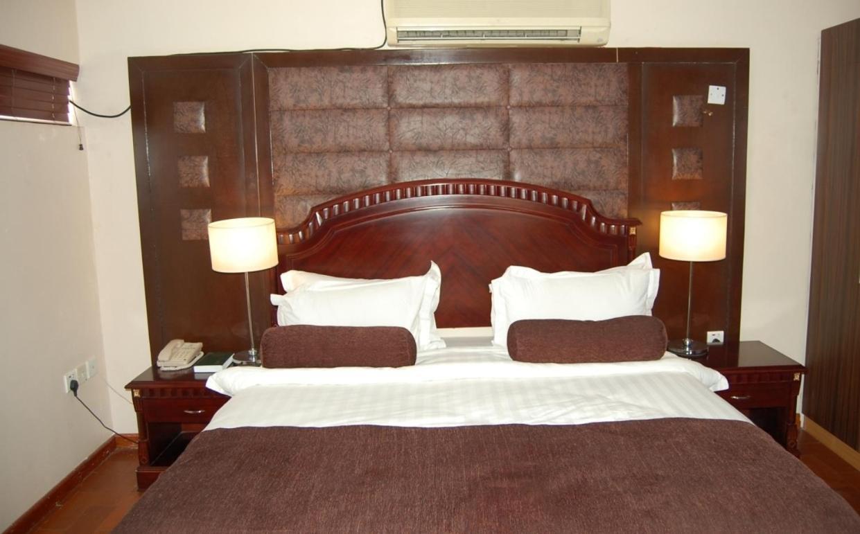 Owu Crown Hotel Ibadan Exterior photo